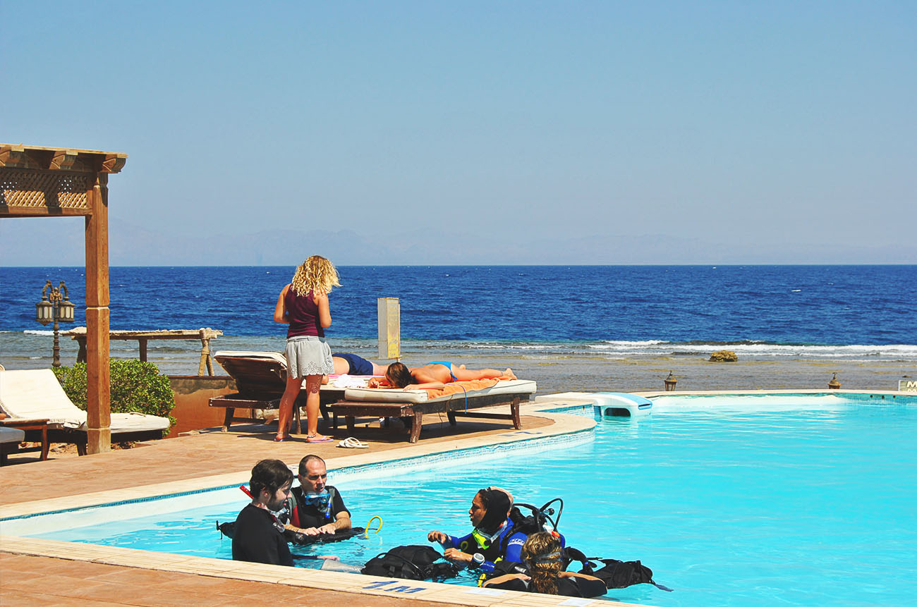 Confined pool diving session - kids diving